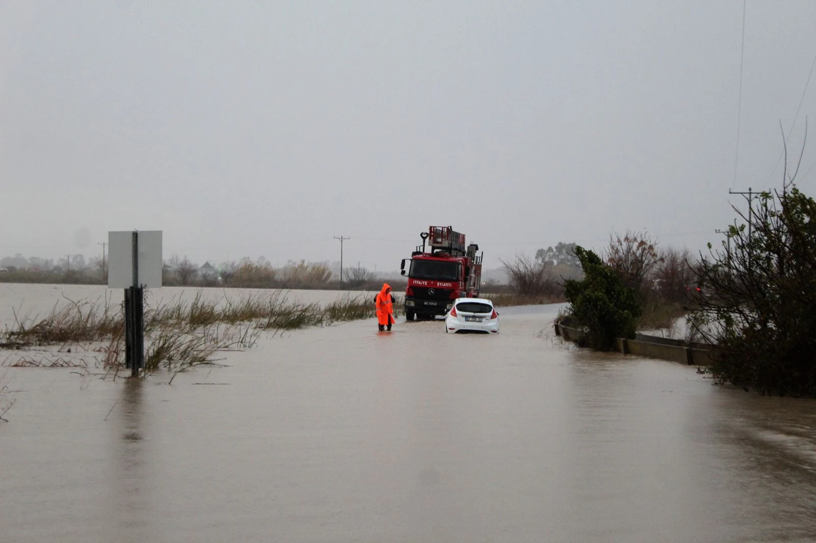 Kadın öğretmen aracıyla suda mahsur kalınca büyük panik yaşadı
