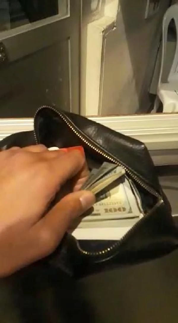 Taksici arabasında unutulan 12 bin doların sahibini bulup teslim etti