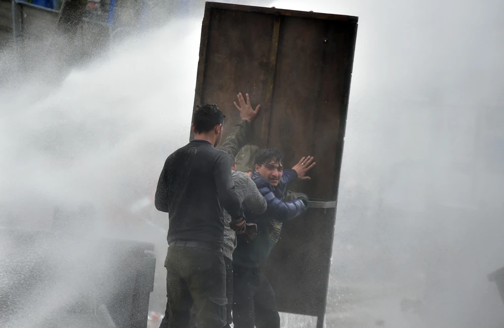 Yunanistan’ın göçmenlere yönelik sert müdahalesi sürüyor