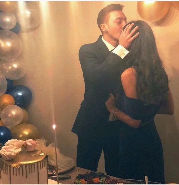 Mesut Özil Amine Gülşe ile nişanlandı