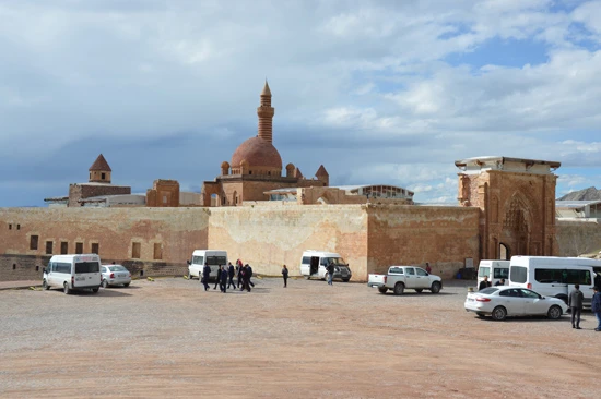 Ecdat sevgisi 'engel' tanımadı