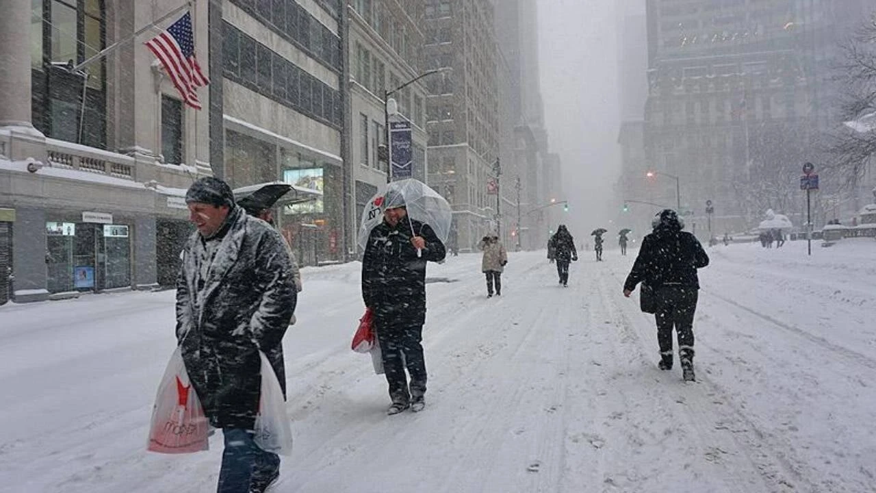 ABD'yi şiddetli kar fırtınası vurdu: Birçok eyalette OHAL ilan edildi