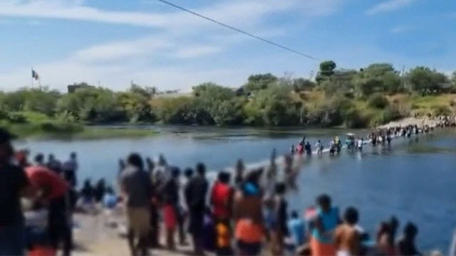 Sınır dışı edilen Haitililer yeniden Teksas uçağına binmeye çalıştı