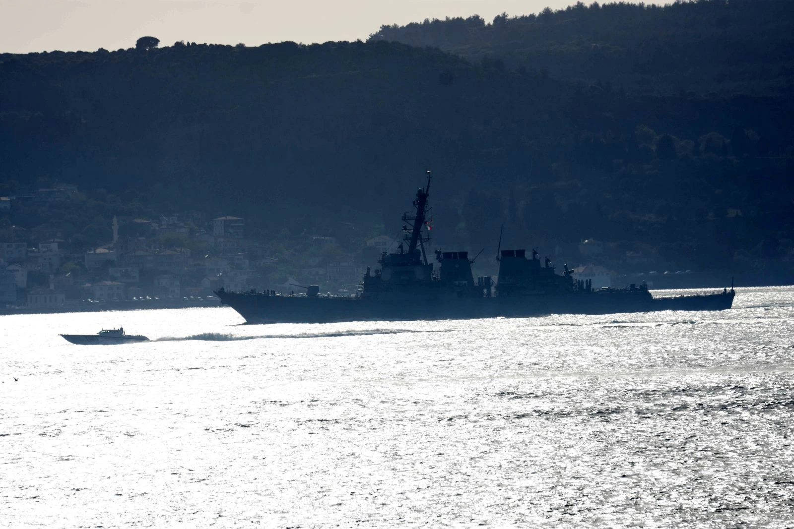 ABD savaş gemisi Çanakkale Boğazı'ndan geçti