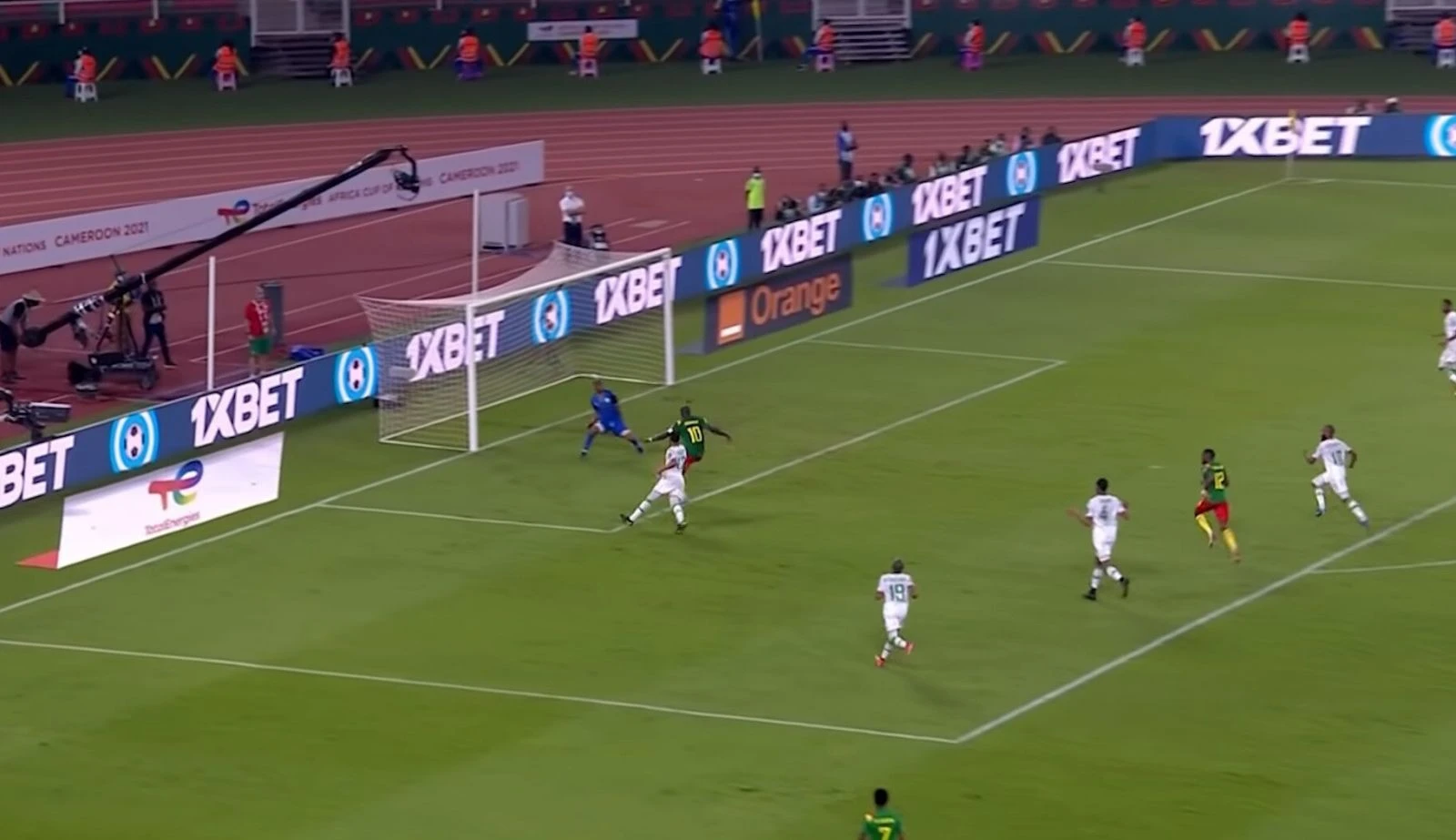 Afrika Kupası'nda ilginç gol! Kaleci olduğunu unuttu...