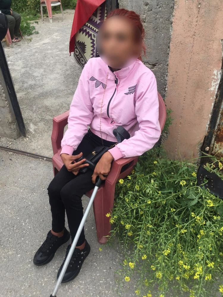 Engelli kardeşini uyuşturucu parası için dövdü