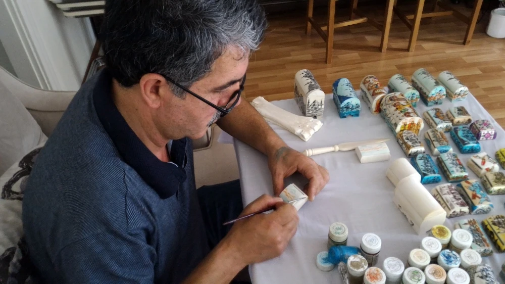 37 yıldır deve kemiğini sanata dönüştürüyor