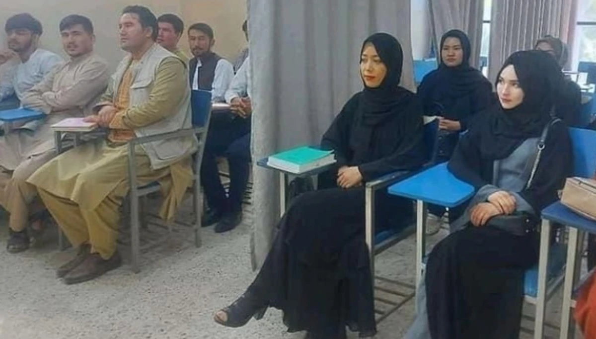 Afganistan'da sınıflar perdeyle ikiye bölündü! İşte ilk eğitim günü