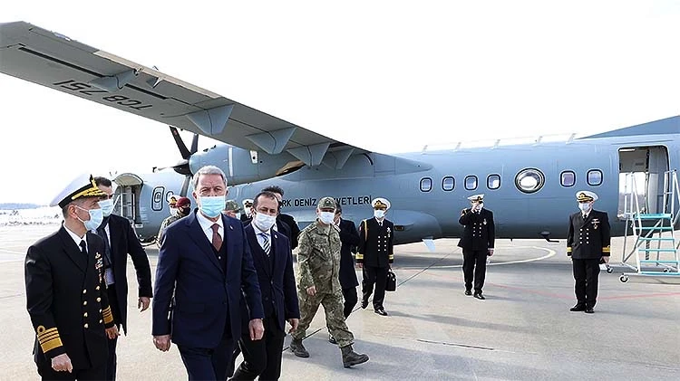 Bakan Akar Deniz Kuvvetlerinin yeni uçağında inceleme yaptı