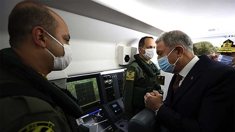 Bakan Akar Deniz Kuvvetlerinin yeni uçağında inceleme yaptı