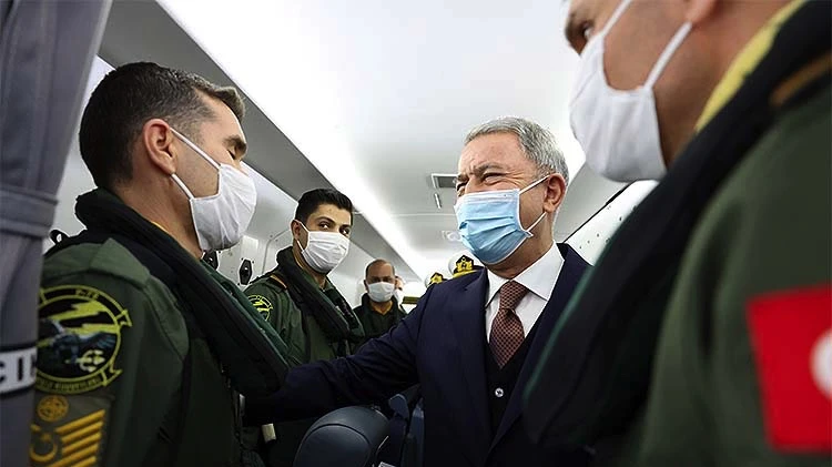 Bakan Akar Deniz Kuvvetlerinin yeni uçağında inceleme yaptı