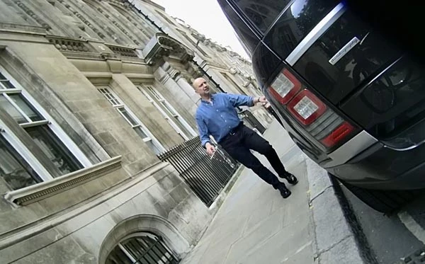 Firari FETÖ'cü Akın İpek'e Londra'da ev hapsi