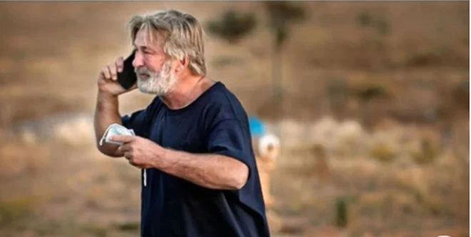Alec Baldwin film setinde kazara bir kişiyi öldürdü bir kişiyi yaraladı