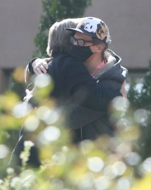 Alec Baldwin ölümüne neden olduğu yönetmenin ailesiyle buluştu