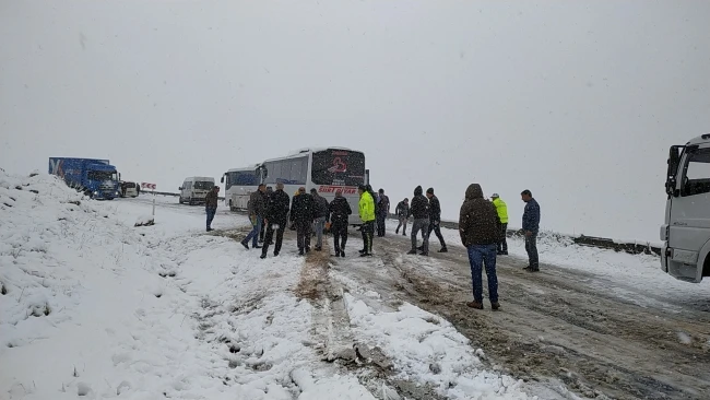 Yoğun kar yağışı Siirt-Batman kara yolunu kapattı
