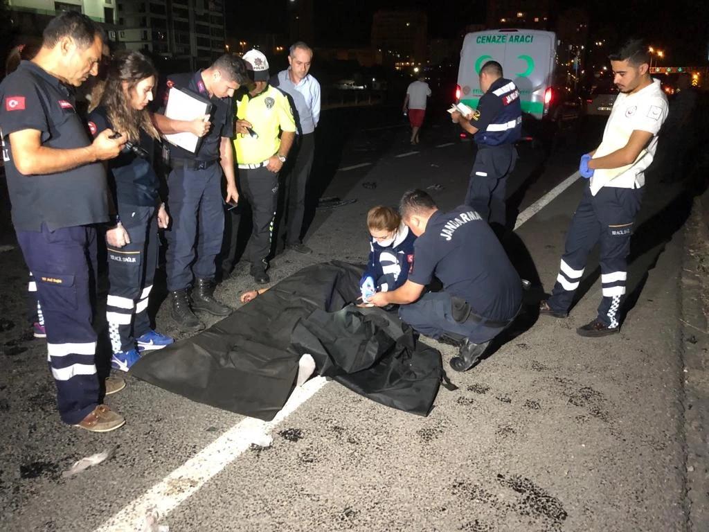 Ankara'da ticari araç tıra çarptı, 1 ölü 2 de yaralı var