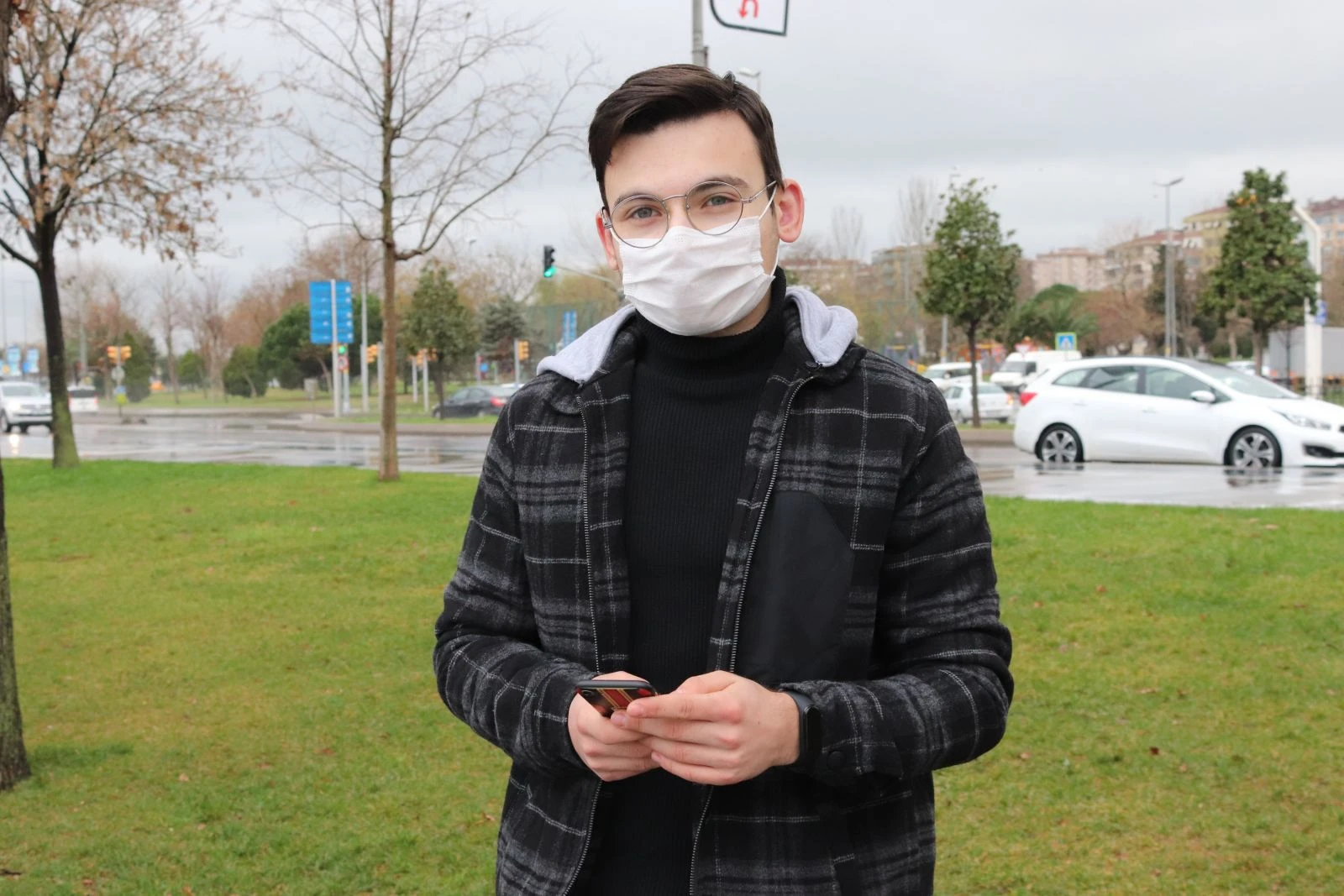 Anket yaptıklarını söyleyerek gençleri dolandırdılar