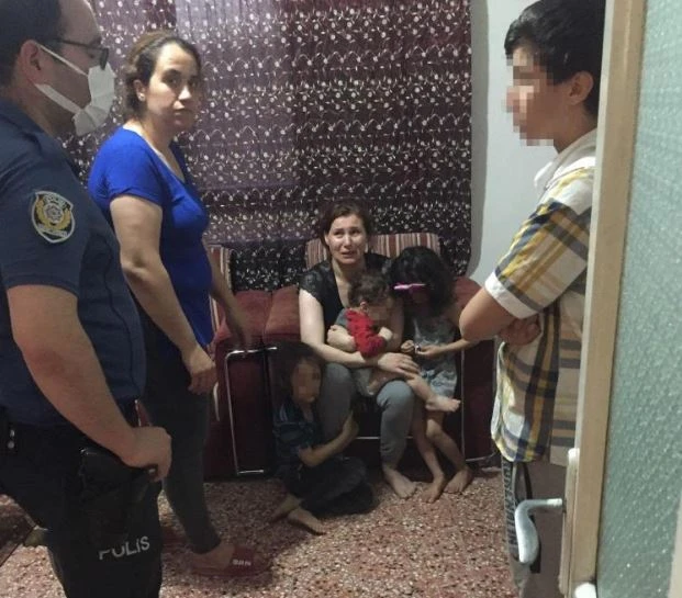 Çocuklarını dövüp balkondan sarkıtan anne gözaltına alındı