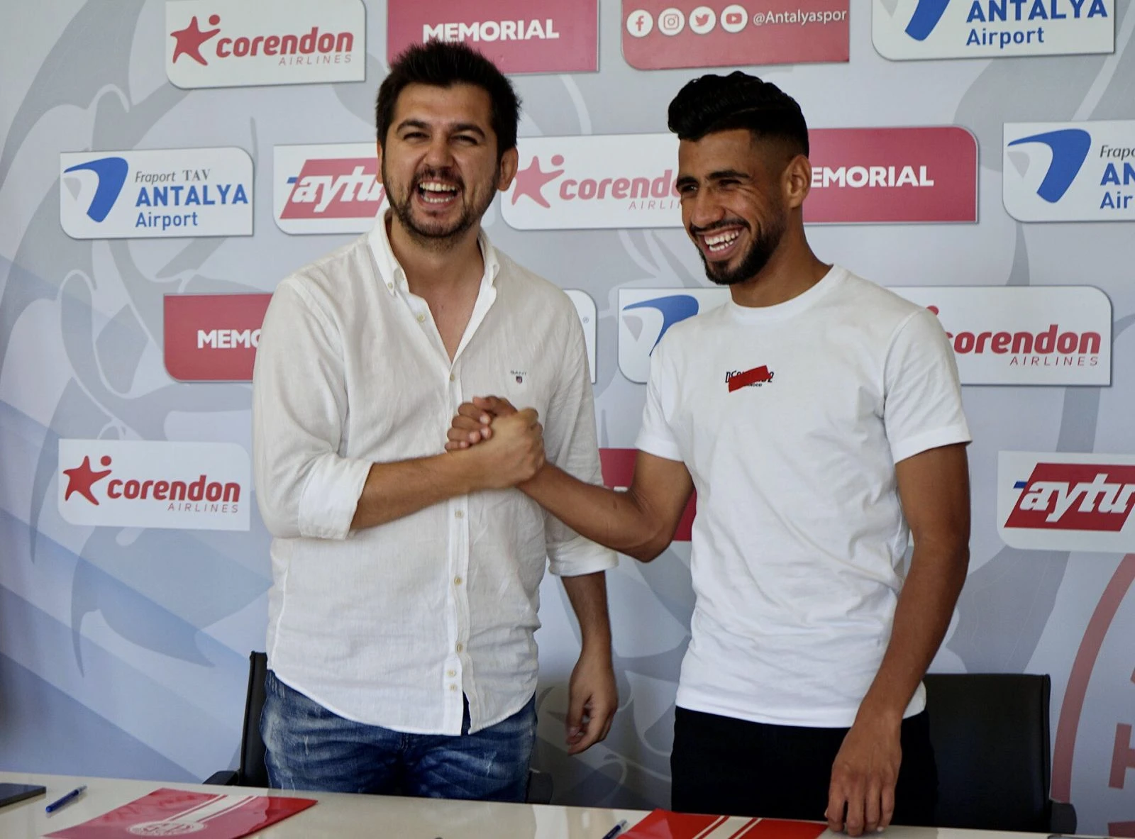 Antalyaspor, Cezayirli orta saha Houssam Ghacha'yı kadrosuna kattı