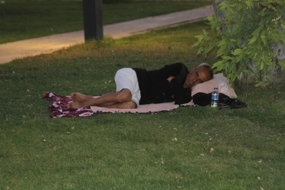 Sıcak hava bunalttı: Sahiller açık hava oteline döndü