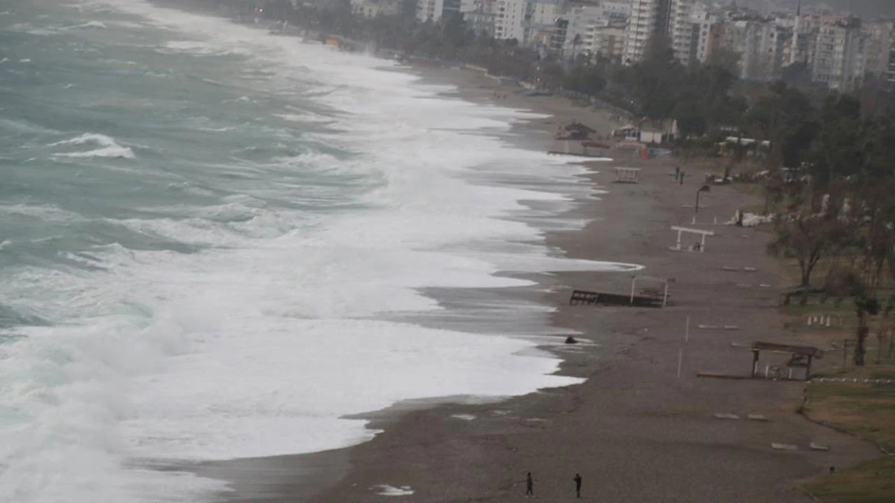 Meteoroloji ‘turuncu’ kod ile uyardı! Antalya’da dev dalgalar sahili dövdü