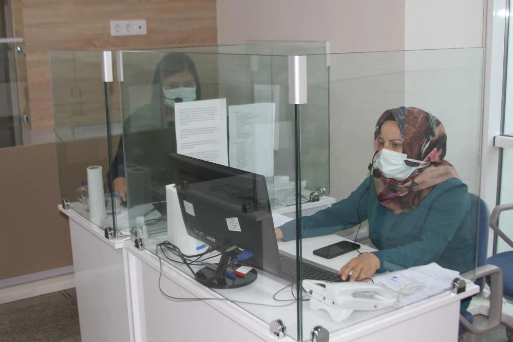 Sağlık çalışanları aşı olmak istemeyen vatandaşları böyle ikna ediyor