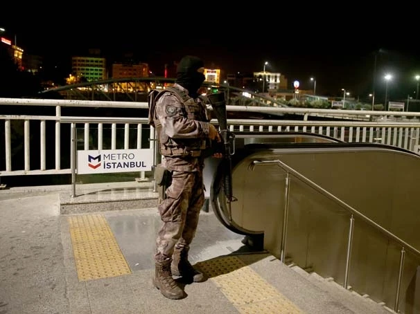 Fatih'te metro istasyonunda silahla ateş açıldı