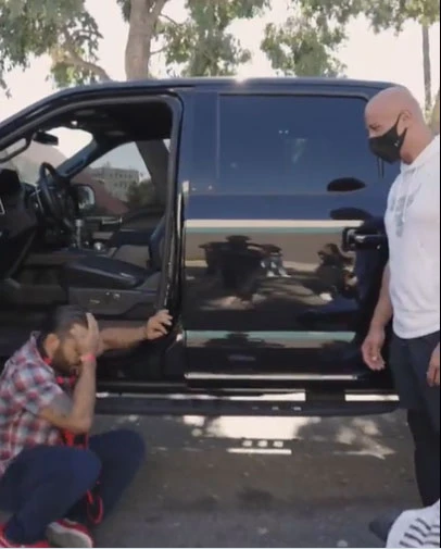 Dwayne Johnson hikayesinden etkilendi hayranına arabasını verdi