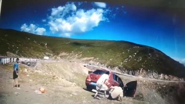 Uçurumdan kayan araçta can pazarı