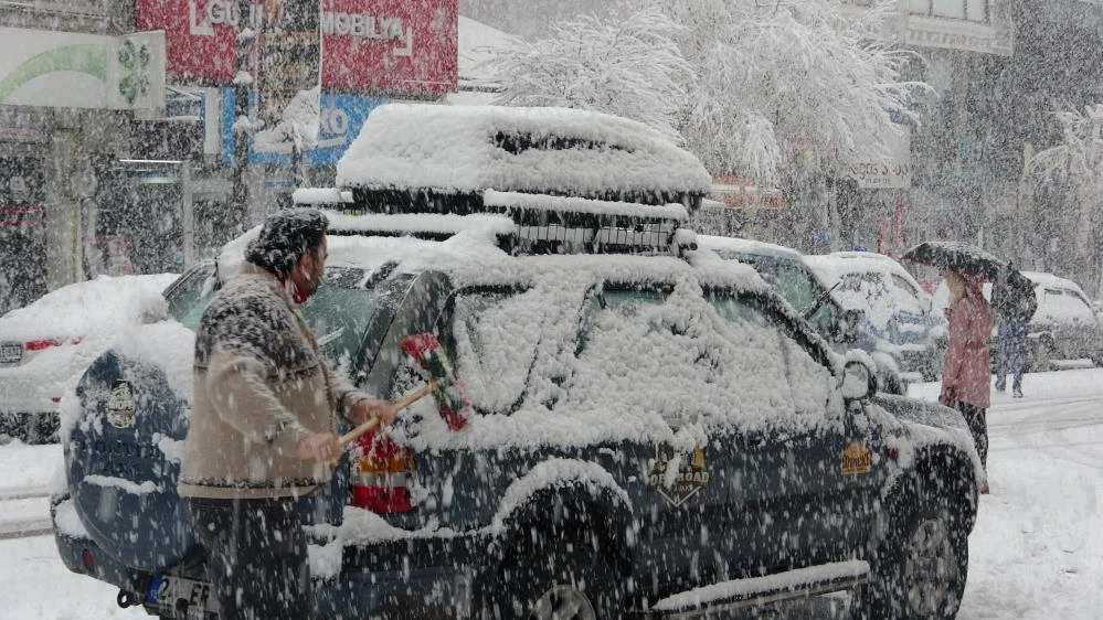Kar kalınlığı 30 santimetreyi aştı: Her yer beyaza büründü