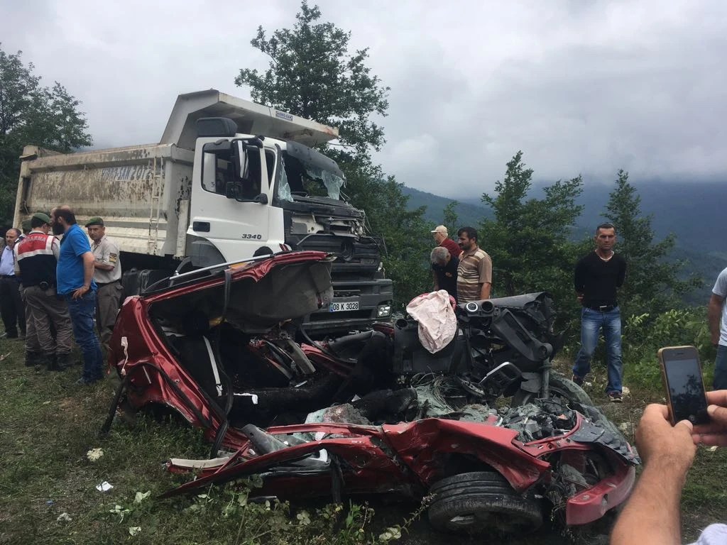 Artvin'de feci kaza: 3 ölü 3 yaralı