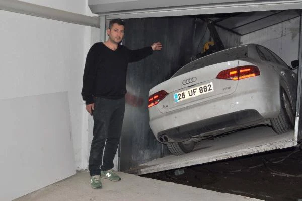 Otomobilini 1 yıldır apartman asansöründen çıkaramıyor