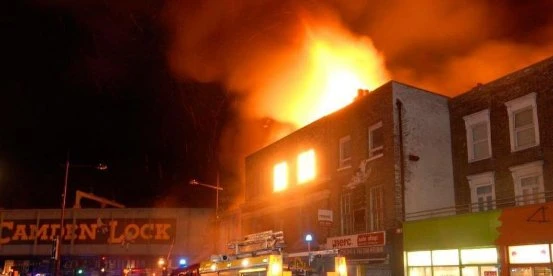 Londra'da camden lock market'te büyük yangın: itfaiye ekipleri mücadele ediyor