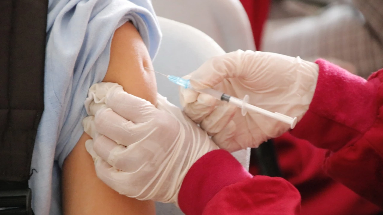 Biontech aşısı Omicron varyantına karşı etkili mi? Sinovac aşısı Nu varyantından korur mu?