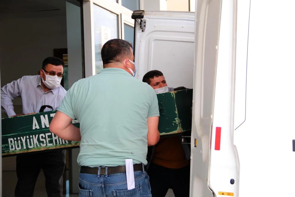 Kocasının yanında ev tüfeğiyle öldürülen kadının cenazesi morgdan alındı