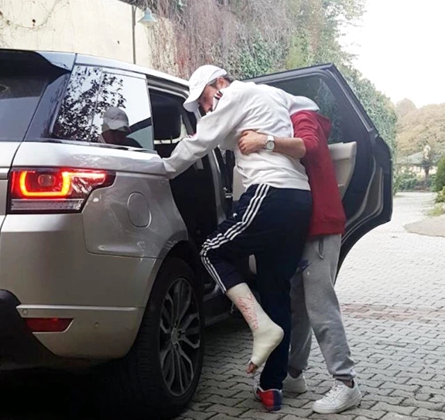Erkan Petekkaya'nın ayağı kırıldı