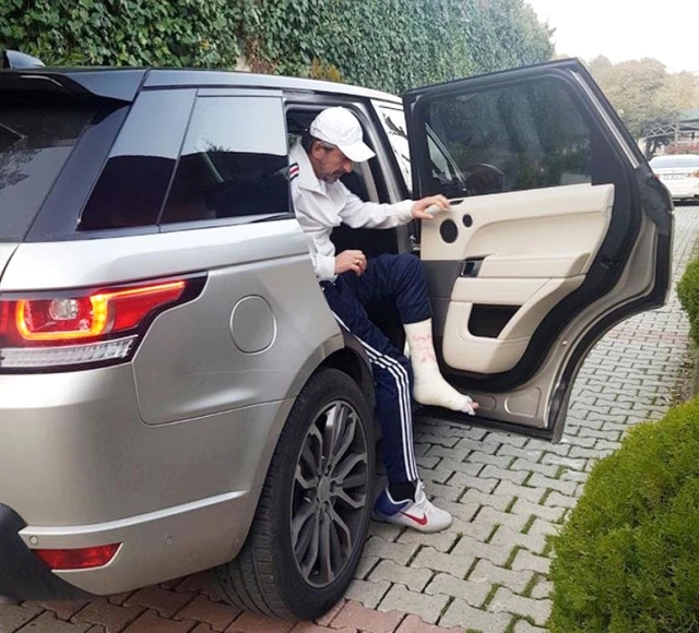 Erkan Petekkaya'nın ayağı kırıldı