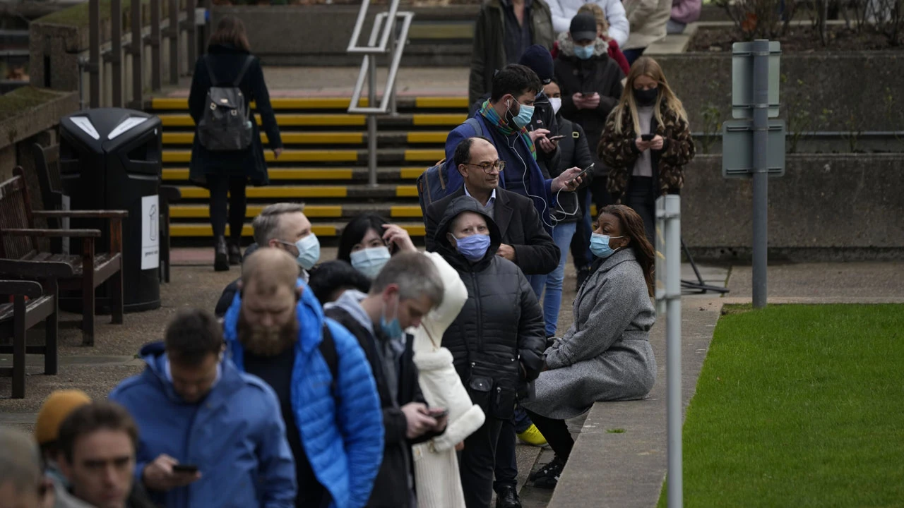 Dünya sert tedbirler alıyor: Omicron'dan korkan aşıya koşuyor