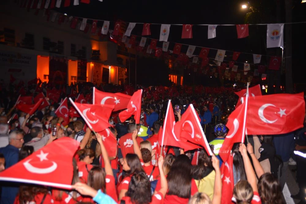 Gülşen konserinde Galatasaray'ı kızdıracak hareket! Şinanay şarkısını tezahürata çevirdiler