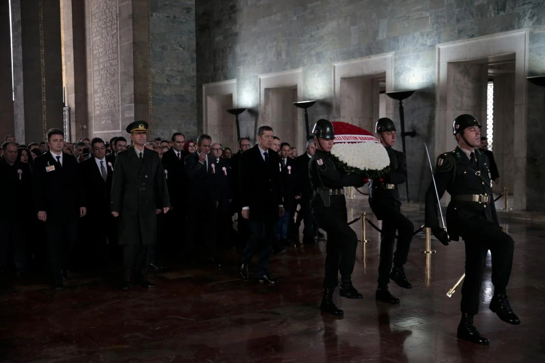 Bakan Selçuk ve öğretmenler Anıtkabir'i ziyaret etti