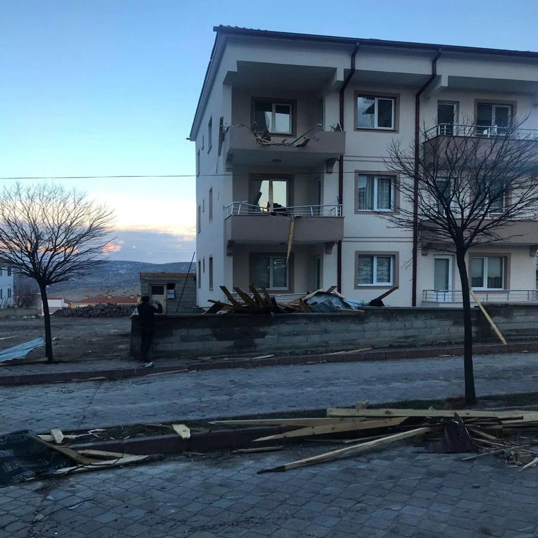 Fırtınada çatıdan uçan molozlar bir eve girdi: 1 yaralı