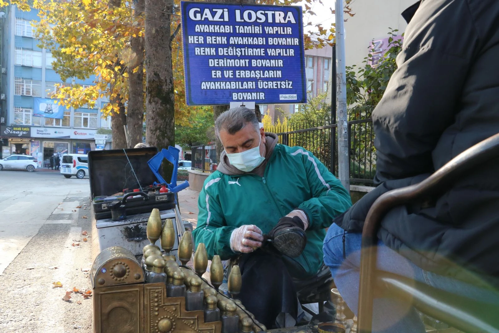 Askere gidemeyen engelli boyacı askerlerin ayakkabılarını ücretsiz boyuyor