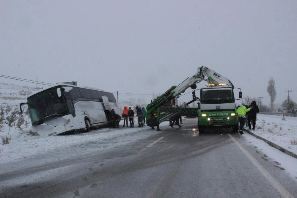 Kaza yapan otobüste ilginç görüntü: 24 kişi bagajdan çıktı