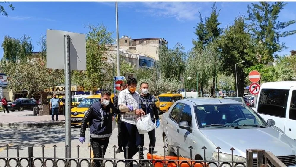 Türk bayrağını söküp alan şahsın ifadesi: Şehidin mezarına astım