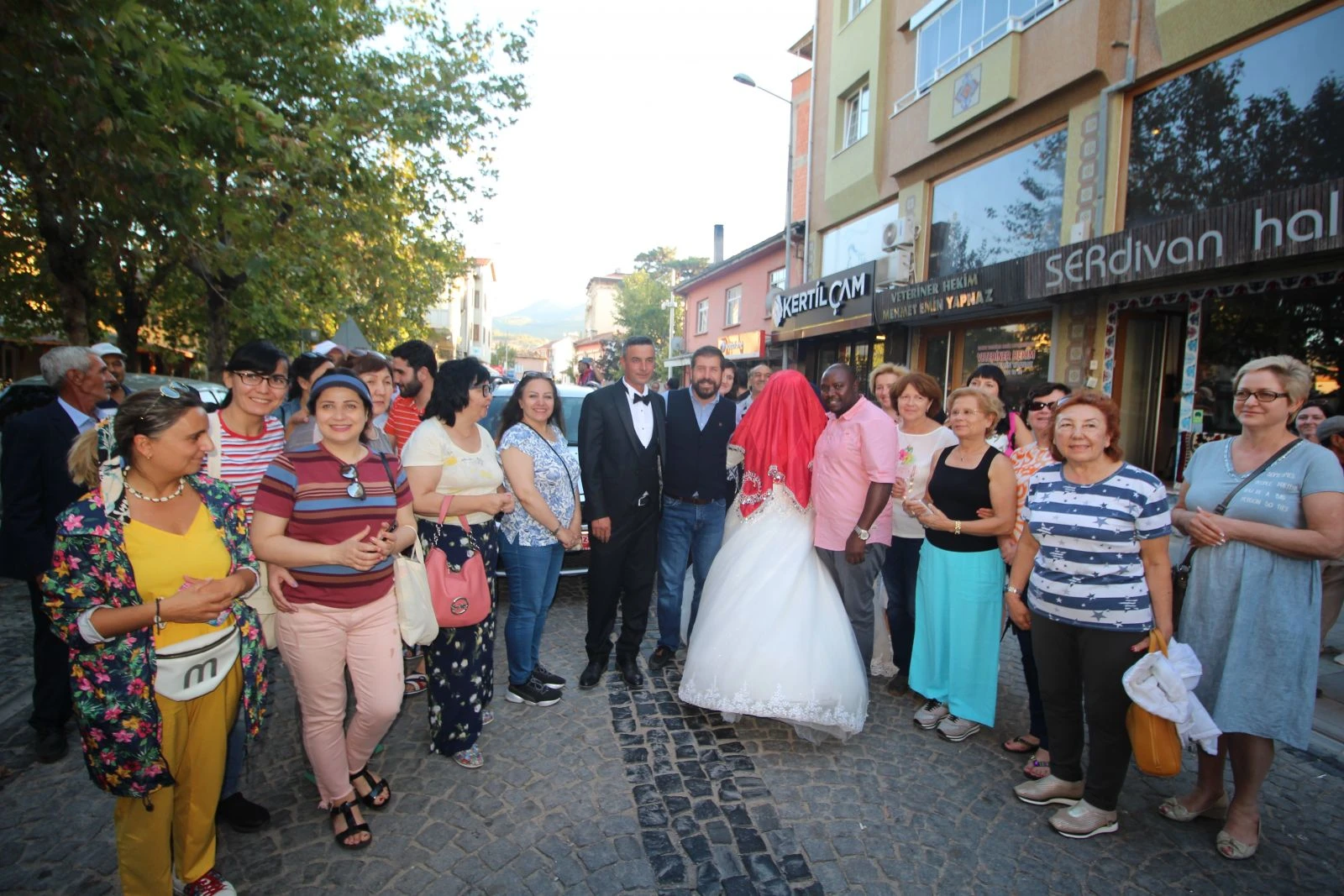 Yabancı turistler gelin ve damadı araçtan indirip çiftetelli oynadı