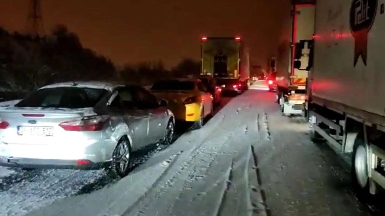 Kar kütlesi üzerlerine düştü! Öğrenciler ölümden döndü