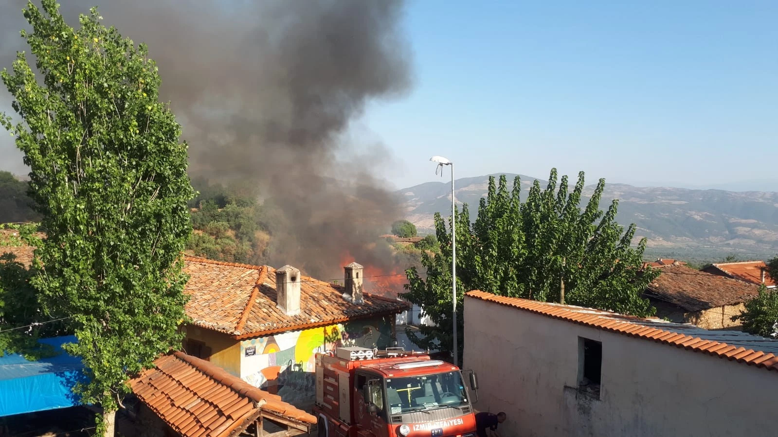 Tarihi köy Birgi'de korkutan yangın: 1 yaralı