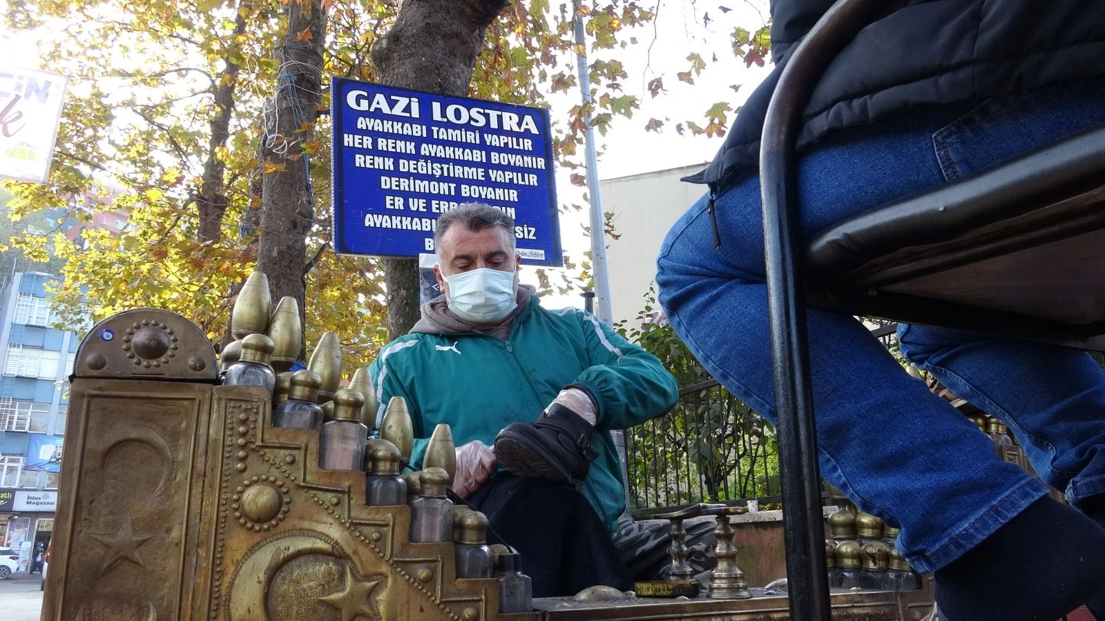 Askere gidemeyen engelli boyacı askerlerin ayakkabılarını ücretsiz boyuyor