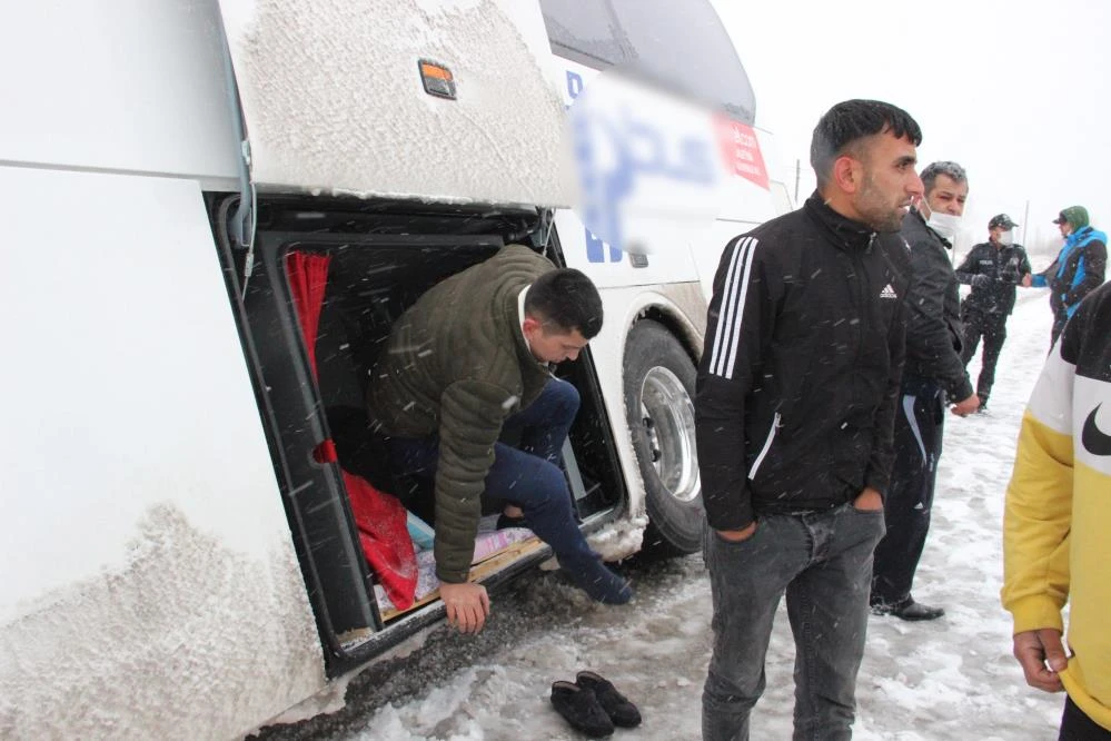 Kaza yapan otobüste ilginç görüntü: 24 kişi bagajdan çıktı