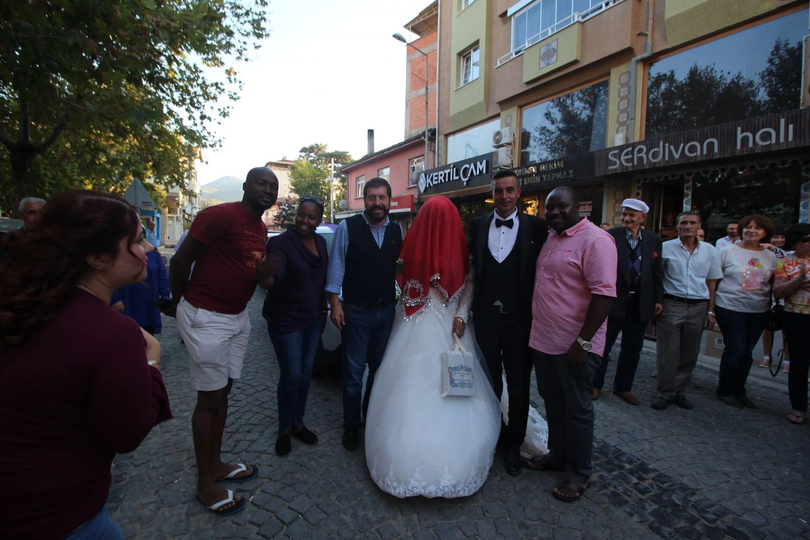 Yabancı turistler gelin ve damadı araçtan indirip çiftetelli oynadı